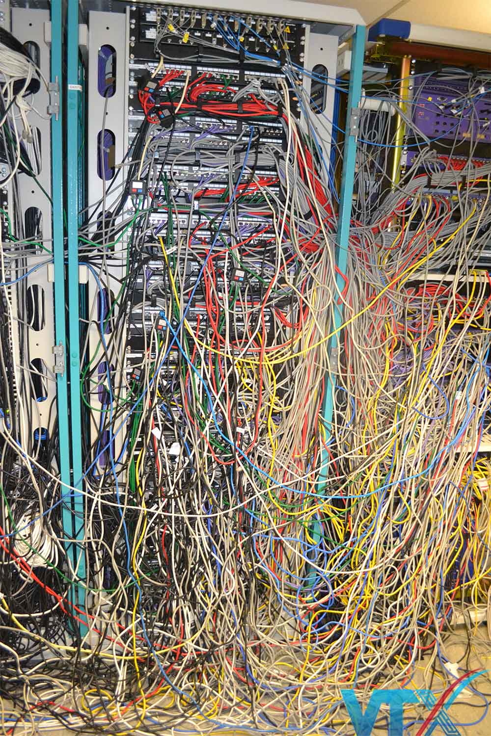 tủ sever, tủ ODF quang với những mớ bòng bong dây dợ chằng chịt