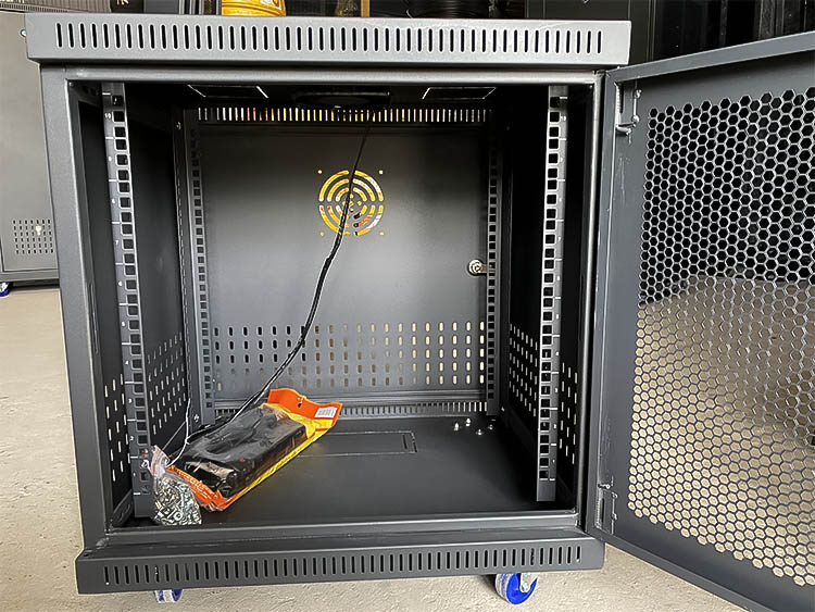 Chiều sâu của tủ rack cần đủ lớn để chứa các thiết bị mạng
