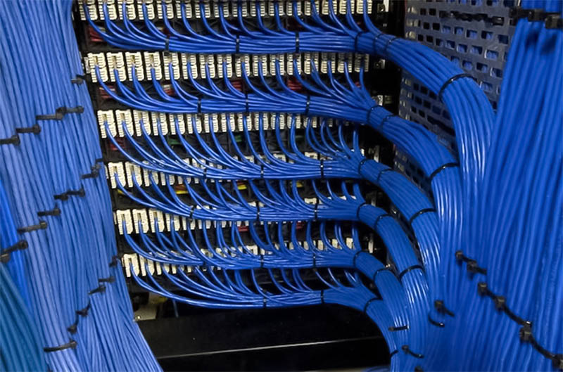 Gom gọn các dây thừa và đặt chúng xuống dưới mặt sàn hoặc chân tủ rack để tránh rối dây