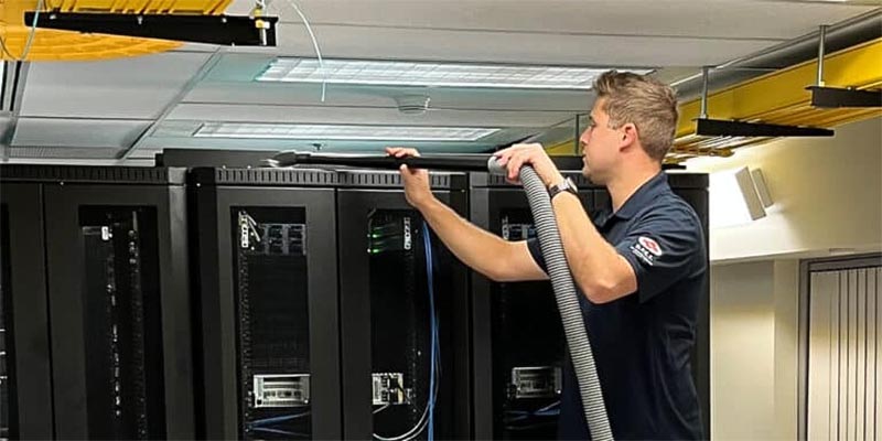 Khi thực hiện vệ sinh, bảo trì các thiết bị trong tủ mạng, tủ rack, cần phối hợp thực hiện vệ sinh tủ rack