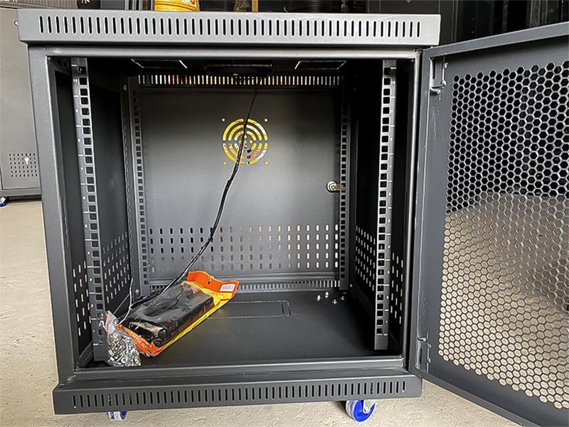 Tủ rack đạt chuẩn Khoảng cách giữa các khe trong tủ rack cần được bố trí hợp lý để đảm bảo không gian trong tủ được tối ưu nhất