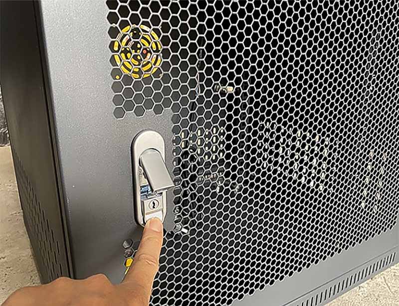 Sử dụng khóa để bảo vệ các thiết bị bên trong tủ rack