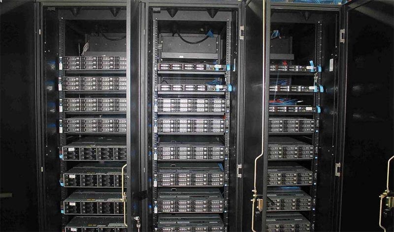 Tủ rack máy chủ sẽ giúp bạn quản lý máy chủ, các thiết bị, dây cáp,...ngăn lắp và gọn gàng