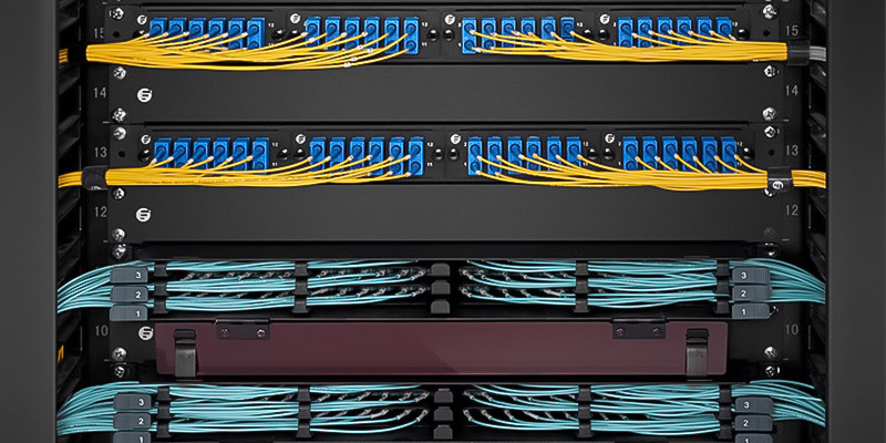 khay tủ rack có chiều sâu nhỏ hơn chiều sâu tủ rack 20cm để trống khoảng không gian đi dây cáp và tỏa nhiệt