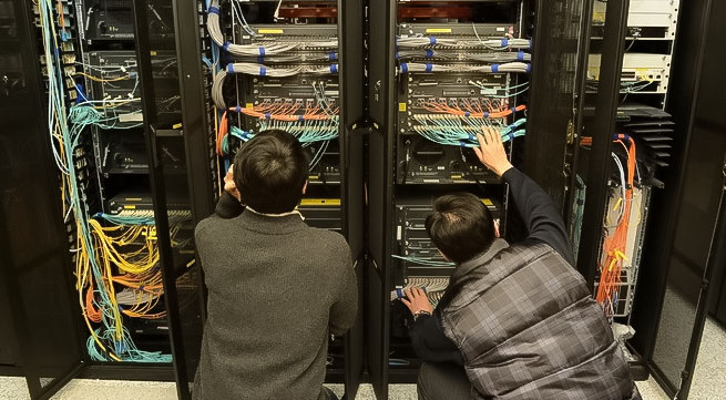 thực hiện vệ sinh, kiểm tra các thiết bị trong tủ mạng, tủ rack định kỳ