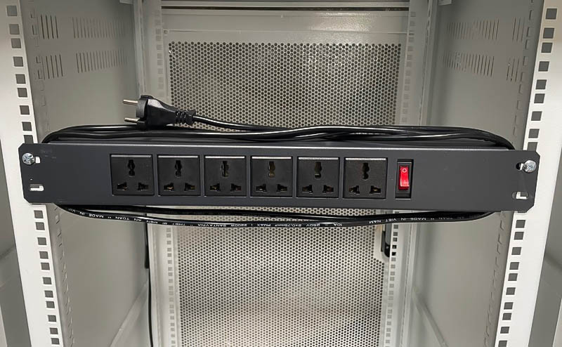 Lắp đặt thanh nguồn PDU trong tủ mạng tủ rack